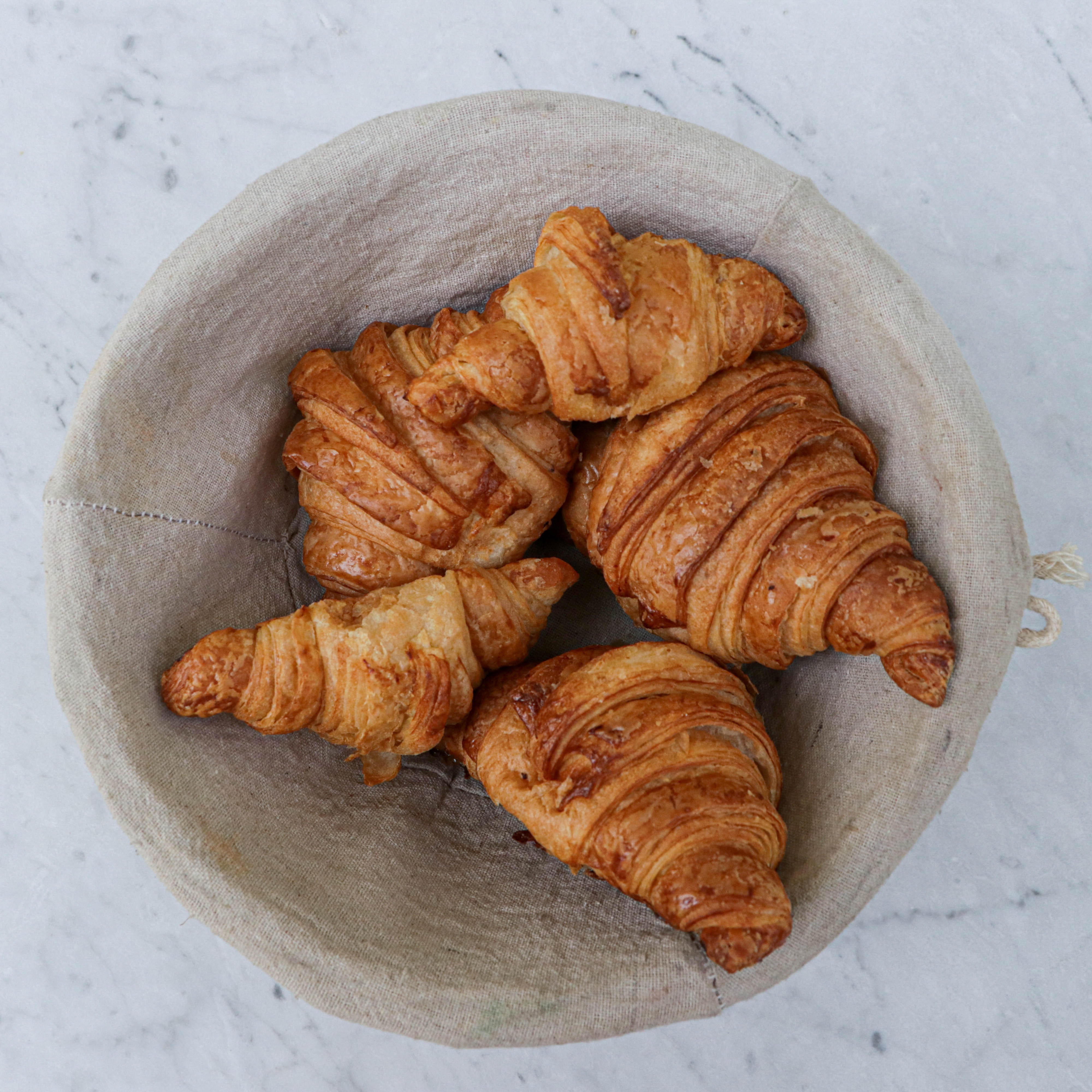 it's a photo of 5 croissants in a bowl